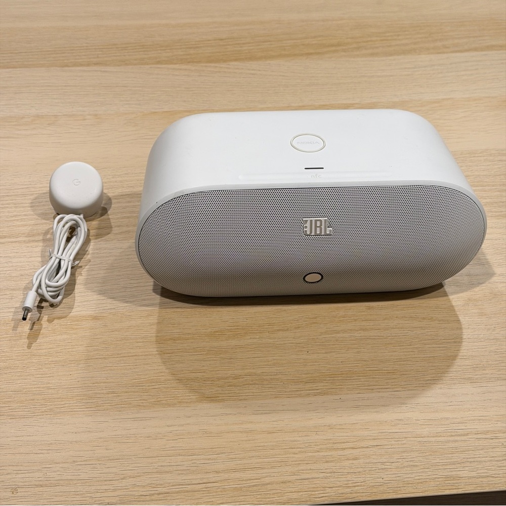 JBL PowerUp Wireless Charging Speaker in white 100 Watts